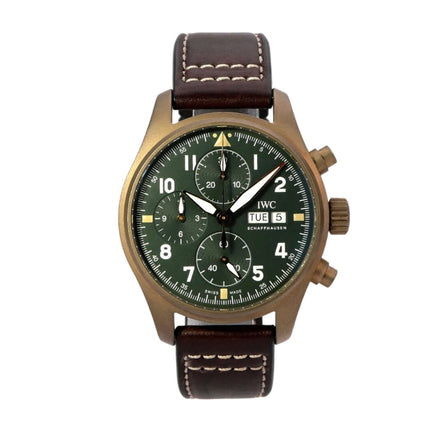 IWC Pilots Watch Chronograph Spitfire IW387902 mit grünem Zifferblatt und braunem Lederarmband