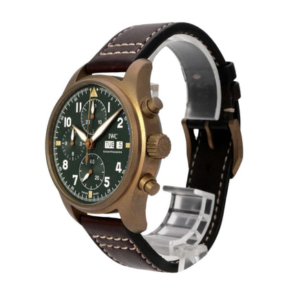 IWC Pilots Watch Chronograph Spitfire IW387902 in Bronze mit braunem Lederarmband und grünem Zifferblatt.