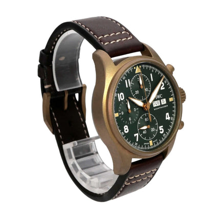 IWC Pilots Watch Chronograph Spitfire IW387902 im bronzenen Gehäuse mit grünem Zifferblatt und braunem Lederarmband.