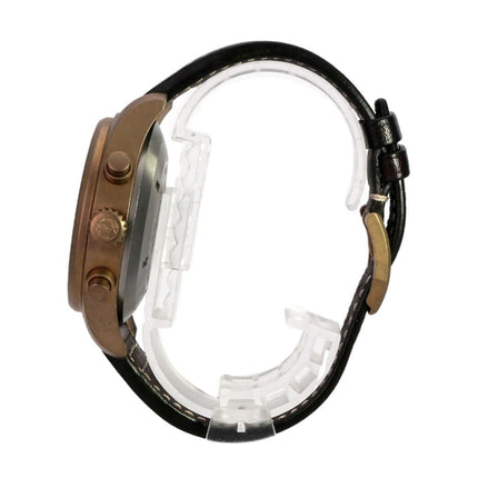 IWC Pilots Watch Chronograph Spitfire IW387902, seitliche Ansicht des bronze Gehäuses und Lederarmbands.