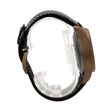 IWC Pilots Watch Chronograph Spitfire IW387902 seitliche Ansicht mit braunem Lederarmband und bronzefarbenem Gehäuse.