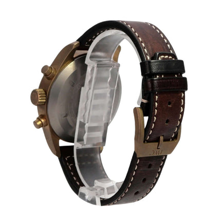 IWC Pilots Watch Chronograph Spitfire IW387902 mit satiniertem Bronze Gehäuse und braunem Lederarmband.