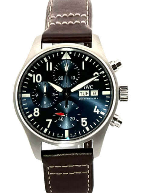IWC Pilot's Watch Chronograph IW388101 mit blauem Zifferblatt und braunem Lederband