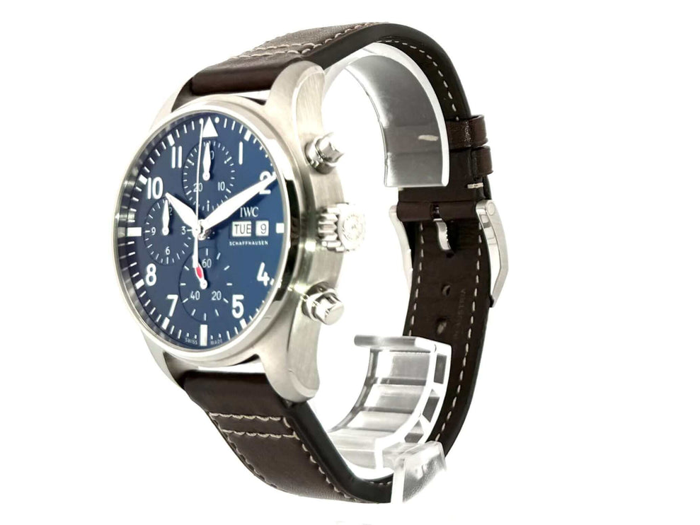 IWC Pilot's Watch Chronograph IW388101 mit poliertem Edelstahlgehäuse, blauem Zifferblatt und braunem Lederband.