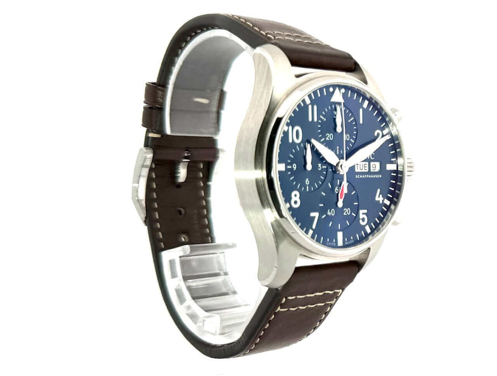 IWC Pilot's Watch Chronograph IW388101 mit blauem Zifferblatt, braunem Lederband und Edelstahlgehäuse.