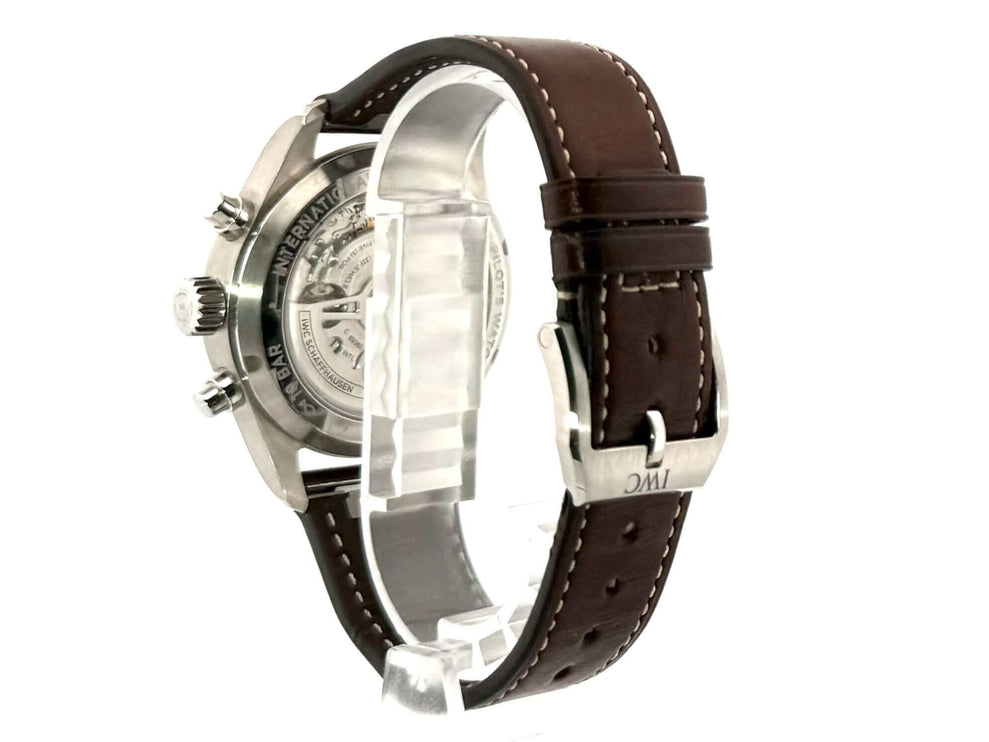 Rückseite der IWC Pilot's Watch Chronograph IW388101 mit braunem Lederarmband und Edelstahlgehäuse, Blick auf den Sichtboden.