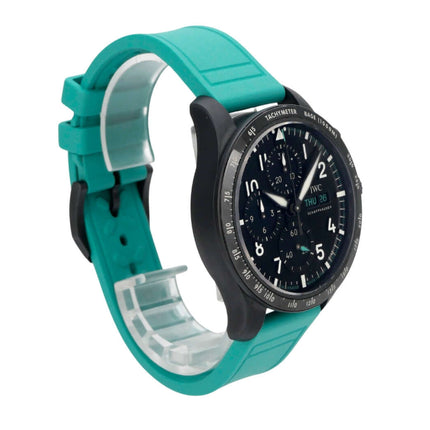 IWC Pilots Watch Performance Chronograph 41 IW388306 mit schwarzem Zifferblatt, Ceratanium-Gehäuse und grünem Kautschukband