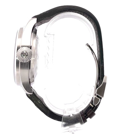 Seitenansicht der IWC Große Fliegeruhr IW500201 mit Edelstahlgehäuse und schwarzem Lederarmband.