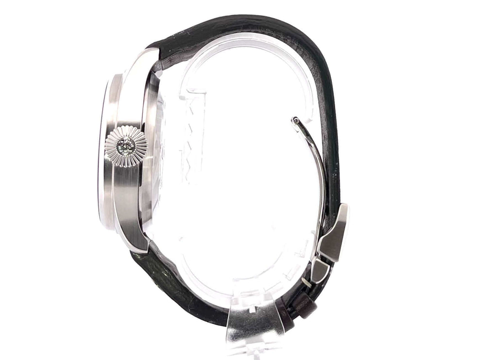 Seitenansicht der IWC Große Fliegeruhr IW500201 mit Edelstahlgehäuse und schwarzem Lederarmband.