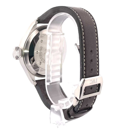 Rückseite der IWC Große Fliegeruhr IW500201 mit schwarzem Lederarmband und poliertem Edelstahlgehäuse