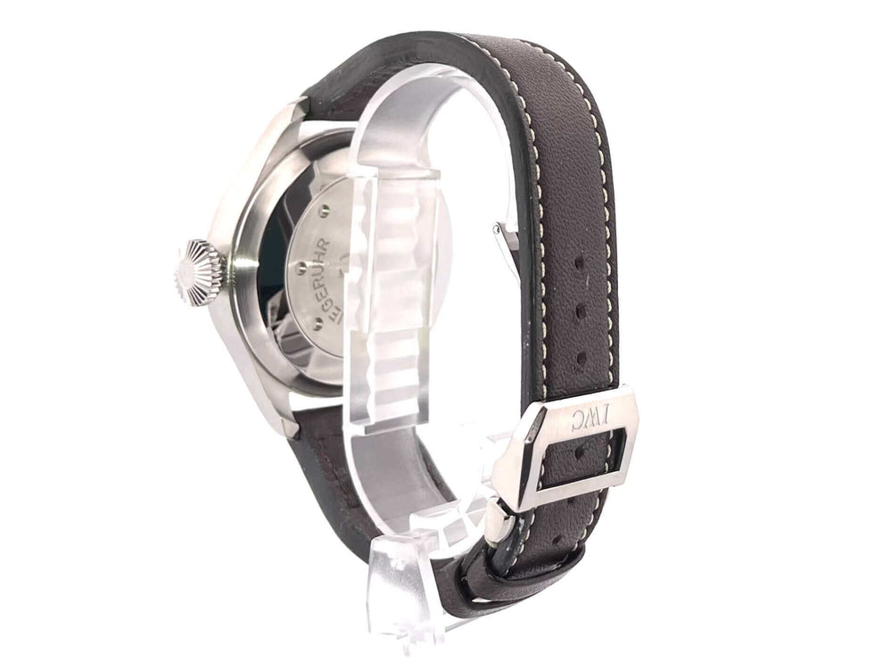 Rückseite der IWC Große Fliegeruhr IW500201 mit schwarzem Lederarmband und poliertem Edelstahlgehäuse