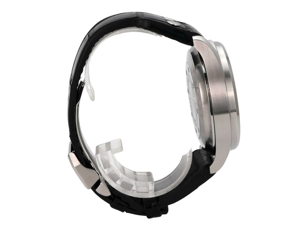 Detailaufnahme der IWC Big Pilot Fliegeruhr IW500401 von der Seite, schwarzes Lederarmband und Edelstahlgehäuse