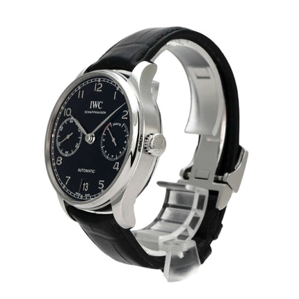 IWC Portugieser Automatic 7 Tage IW500703 seitliche Ansicht mit schwarzem Zifferblatt und Krokolederarmband.