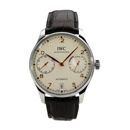 IWC Portugieser Automatic 7 Tage IW500704 mit braunem Krokolederarmband und silberfarbenem Zifferblatt.