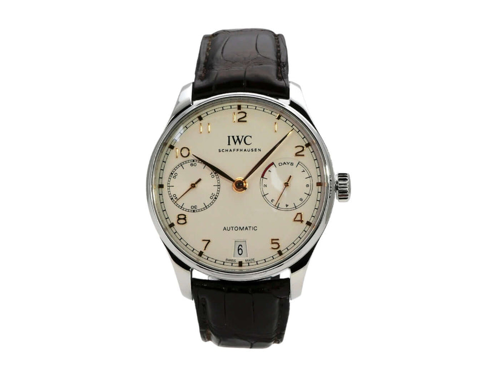 IWC Portugieser Automatic 7 Tage IW500704 mit braunem Krokolederarmband und silberfarbenem Zifferblatt.