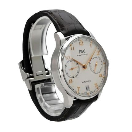 IWC Portugieser Automatic 7 Tage IW500704 mit silberfarbenem Zifferblatt und braunem Krokoleder Armband.