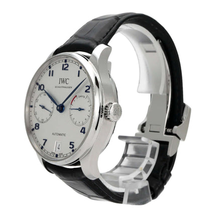 IWC Portugieser Automatic 7 Tage IW500705 aus 2019 mit silberfarbenem Zifferblatt und schwarzem Krokoleder Armband.