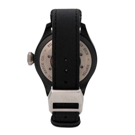 Rückansicht der IWC Grosse Fliegeruhr Perpetual Calendar IW502902 TOP GUN mit Keramikgehäuse und schwarzem Textilarmband