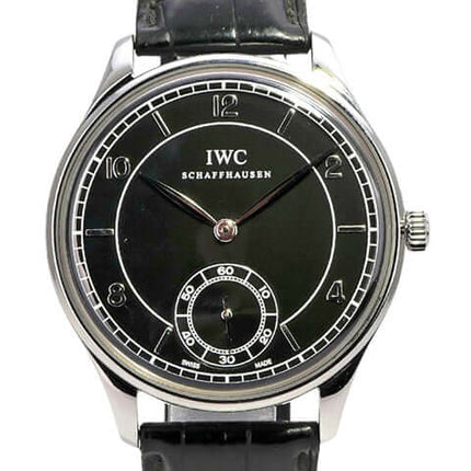 IWC Portugieser Hand-Wound 1939 IW544501 mit schwarzem Zifferblatt und Alligatorlederband.