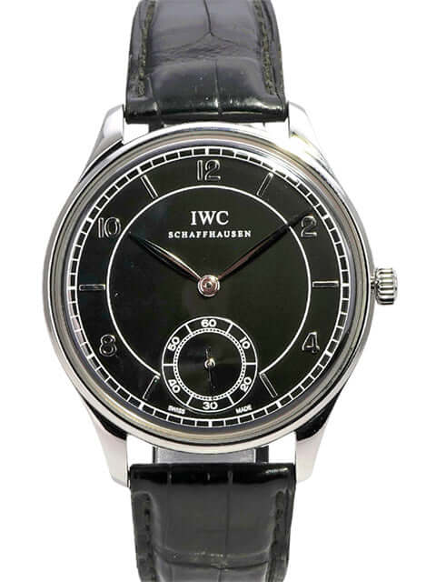 IWC Portugieser Hand-Wound 1939 IW544501 mit schwarzem Zifferblatt und Alligatorlederband.