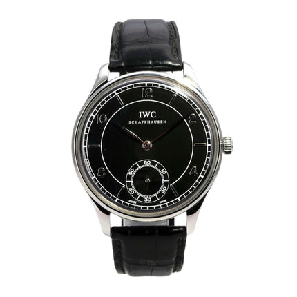 IWC Portugieser Hand-Wound 1939 IW544501 mit schwarzem Zifferblatt und Alligator Lederband.