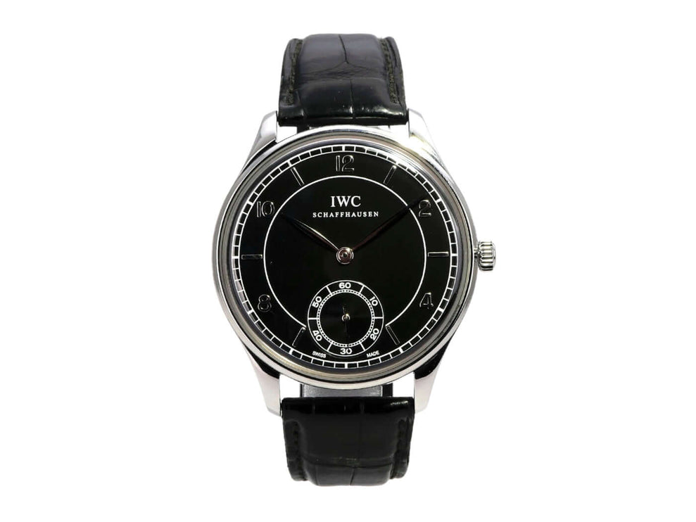 IWC Portugieser Hand-Wound 1939 IW544501 mit schwarzem Zifferblatt und Alligator Lederband.