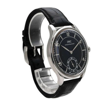 IWC Portugieser Hand-Wound 1939 IW544501 mit schwarzem Lederband und schwarzem Zifferblatt seitlich abgebildet