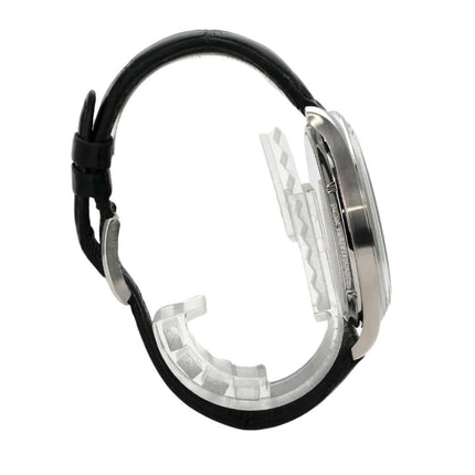 IWC Portugieser Hand-Wound 1939 IW544501 seitliche Ansicht mit schwarzem Alligator Lederband und Edelstahl Gehäuse.