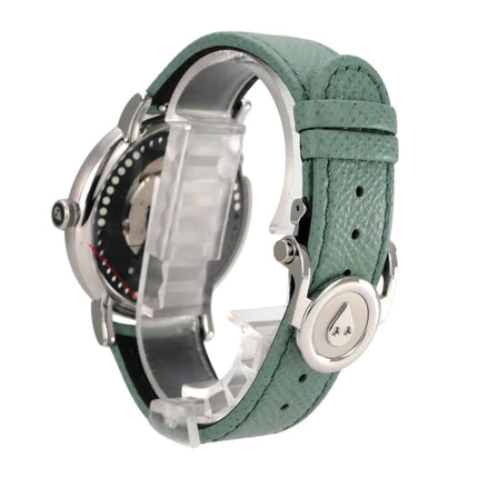 MB&F M.A.D.2 Editions Green Uhr seitliche Ansicht mit grünem Lederband und Edelstahlgehäuse.