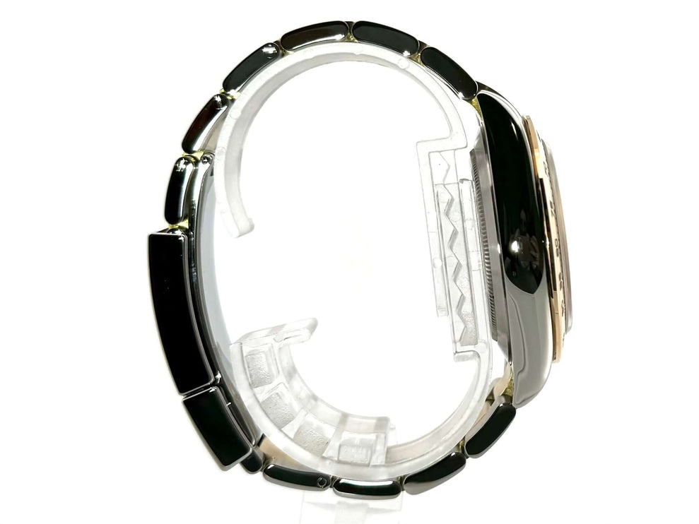 Rolex Daytona Edelstahl-Gelbgold 116503 Seitenansicht mit schwarzem Zifferblatt und poliertem Edelstahlarmband mit 18 kt Gelbgold.