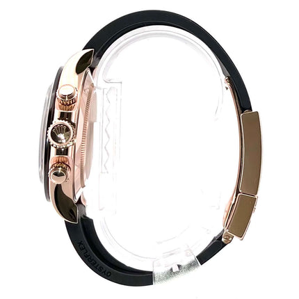 Seitliche Ansicht der Rolex Daytona 116515LN aus 18 kt Everose-Gold mit schwarzem Oysterflex-Armband und Keramik Lünette.