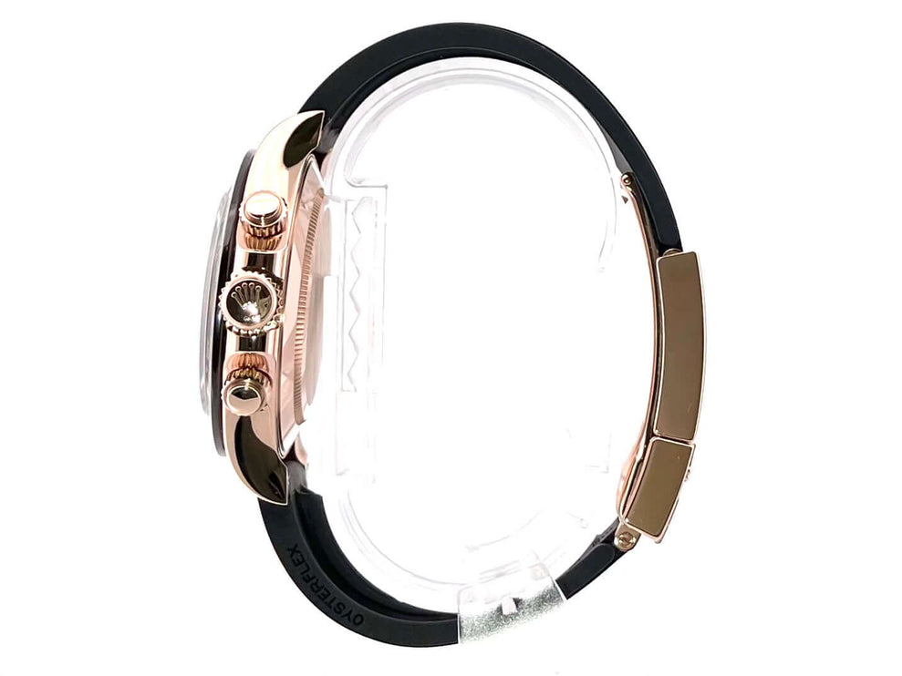 Seitliche Ansicht der Rolex Daytona 116515LN aus 18 kt Everose-Gold mit schwarzem Oysterflex-Armband und Keramik Lünette.