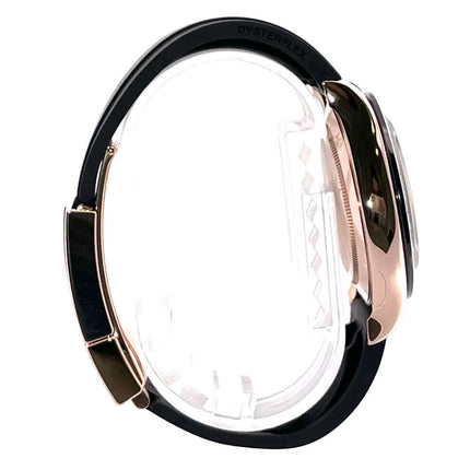 Seitenansicht der Rolex Daytona 116515LN in Everose-Gold mit schwarzem Oysterflex-Armband und Keramiklünette.