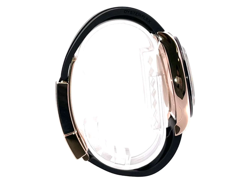 Seitenansicht der Rolex Daytona 116515LN in Everose-Gold mit schwarzem Oysterflex-Armband und Keramiklünette.