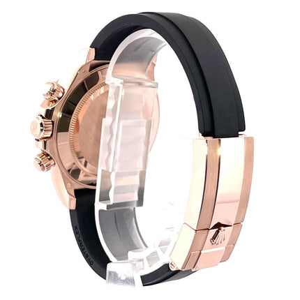 Rückansicht der Rolex Daytona 116515LN Everose-Gold mit schwarzem Oysterflex-Armband und Faltschließe