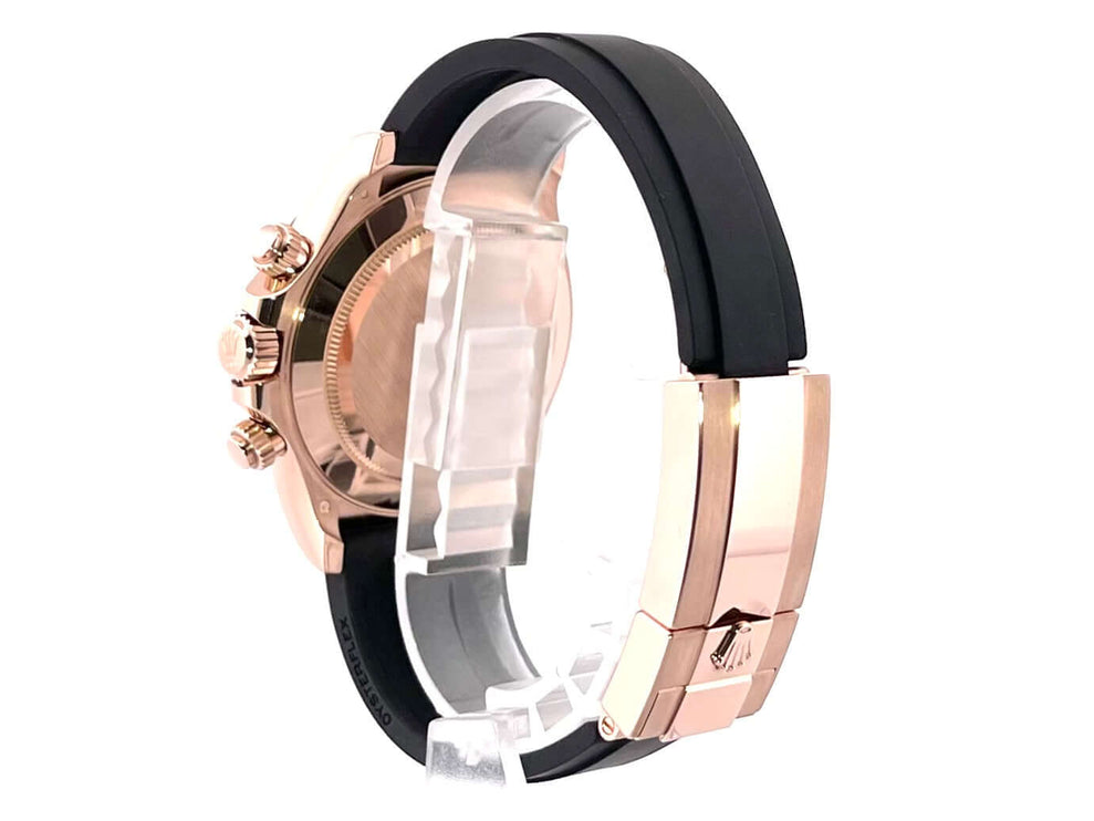 Rückansicht der Rolex Daytona 116515LN Everose-Gold mit schwarzem Oysterflex-Armband und Faltschließe