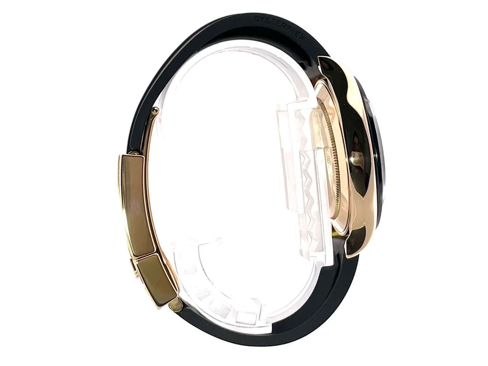 Seitansicht Rolex Daytona 116518LN Gelbgold mit schwarzem Oysterflex-Armband und Faltschließe.