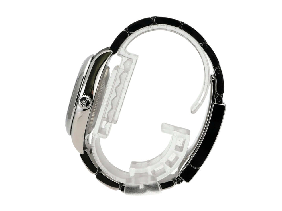 Rolex Oyster Perpetual 34 mm 124200 Pistachio seitliche Ansicht der Uhr mit Edelstahlarmband.