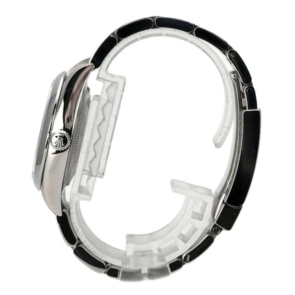 Seitenansicht der Rolex Oyster Perpetual 34 mm 124200 Lavender mit Edelstahlband und Faltschließe.