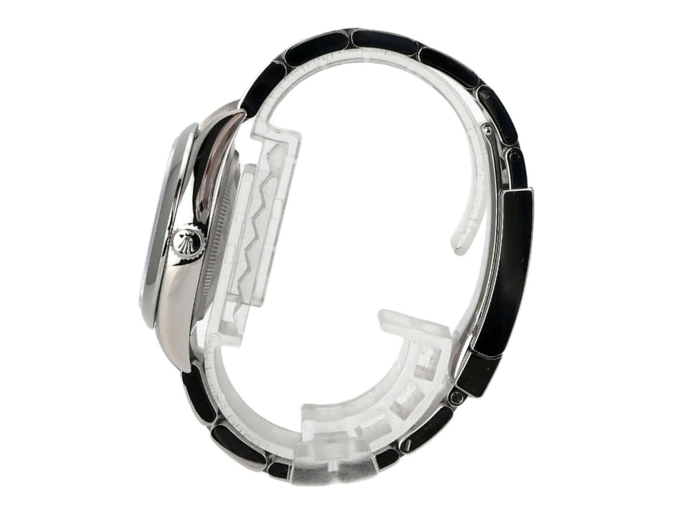 Seitenansicht der Rolex Oyster Perpetual 34 mm 124200 Lavender mit Edelstahlband und Faltschließe.