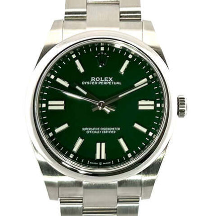 Rolex Oyster Perpetual 41 Ref. 124300 mit grünem Zifferblatt, poliertem Edelstahlgehäuse, und Oyster-Edelstahlarmband.