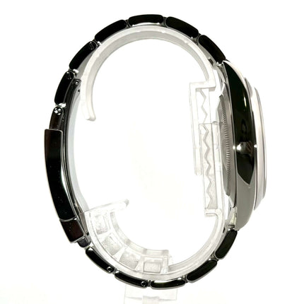 Seitenansicht des Rolex Oyster Perpetual 41 Ref. 124300 mit grünem Zifferblatt und Edelstahlgehäuse.