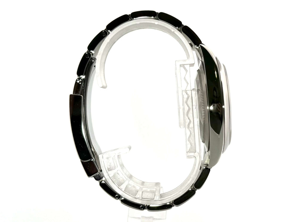 Seitenansicht des Rolex Oyster Perpetual 41 Ref. 124300 mit grünem Zifferblatt und Edelstahlgehäuse.