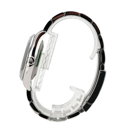 Rolex Oyster Perpetual 36 126000 Pistachio seitliche Ansicht des Armbands und Gehäuses, Edelstahl mit satinierter Oberfläche.