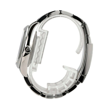 Rolex Oyster Perpetual 36 126000 Lavender Uhr seitlich mit poliertem Edelstahlarmband und Faltschließe.