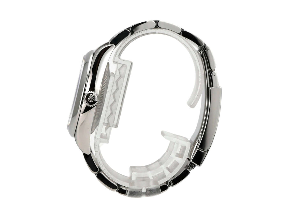 Rolex Oyster Perpetual 36 126000 Lavender Uhr seitlich mit poliertem Edelstahlarmband und Faltschließe.