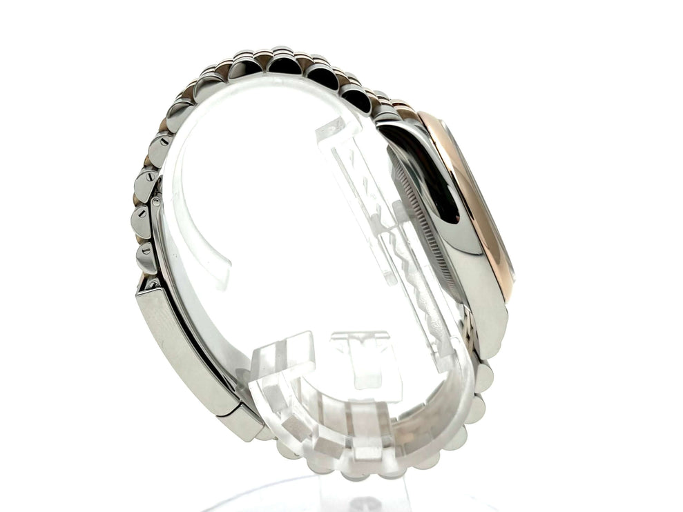 Seitenansicht des Rolex Datejust 36 Oystersteel Everose-Gold 126201, Jubile-Band aus Oystersteel und 18 kt Everose-Gold.