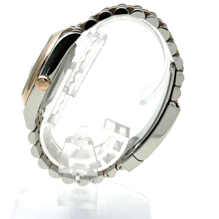 Seitenansicht der Rolex Datejust 36 Oystersteel Everose-Gold 126201 mit silbernem Riffelmuster und Jubile-Band.