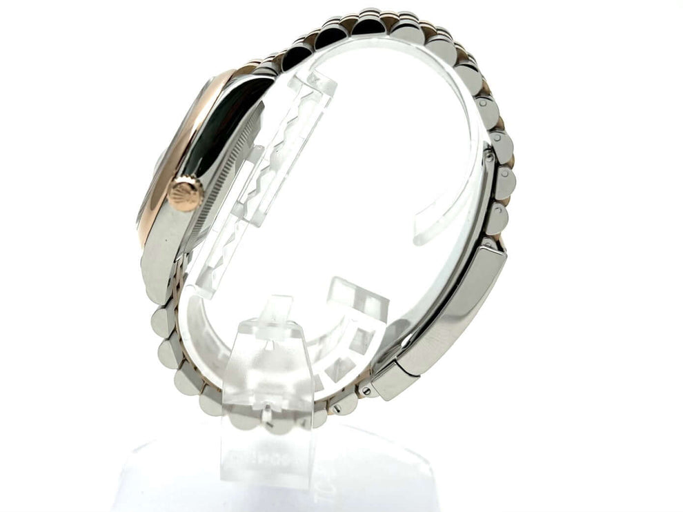 Seitenansicht der Rolex Datejust 36 Oystersteel Everose-Gold 126201 mit silbernem Riffelmuster und Jubile-Band.