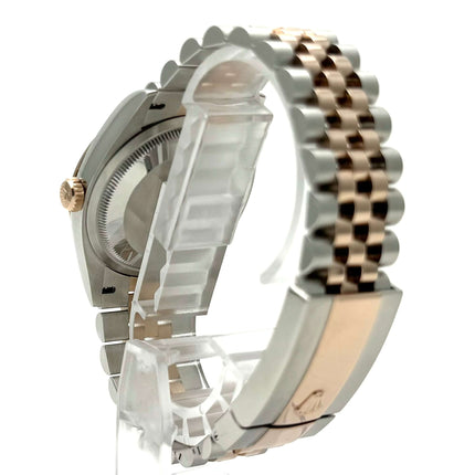 Rückansicht der Rolex Datejust 36 Oystersteel Everose-Gold 126201 mit Jubile-Armband und Faltschließe.